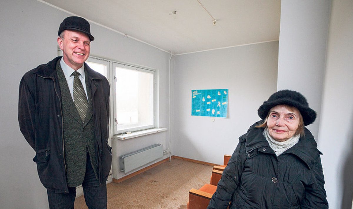 Olga Tarto ja Meeksi vallavanem Aleksandr Suvorov Mehikoormas pensionäride tulevast ühiskodu  takseerimas.