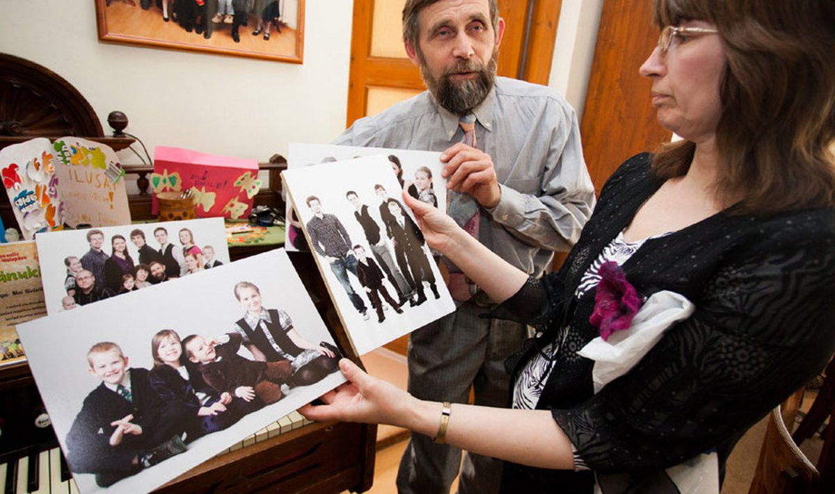 Toomas ja Külvi Kivisild näitavad oma suurest perest aastate jooksul tehtud fotosid.