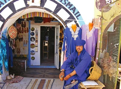 Uhke ja vaba. Tuareeg Chokri Il Bay Douzi turul kliente ootamas.