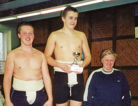 Enne: Koolipoiss Kaido Höövelson poseerib karikaga pärast esimese koha võitu Sakura sumomeistrivõistlustel Vinni spordihoones aastal 2001. (foto: Riho Rannikmaa)
