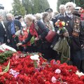 ФОТО и ВИДЕО DELFI: Сотни людей несут цветы к Бронзовому солдату