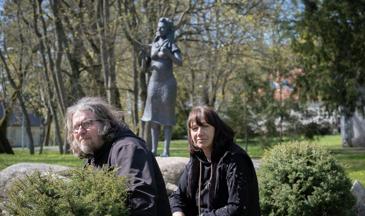 Janek Vaht ja Mare Kallas leiavad, et kuigi välja on tulnud dokumendid, mis seostavad Debora Vaarandit küüditamisega, pole mingit põhjust luuletaja kuju Laimjala mõisapargis puutuda.