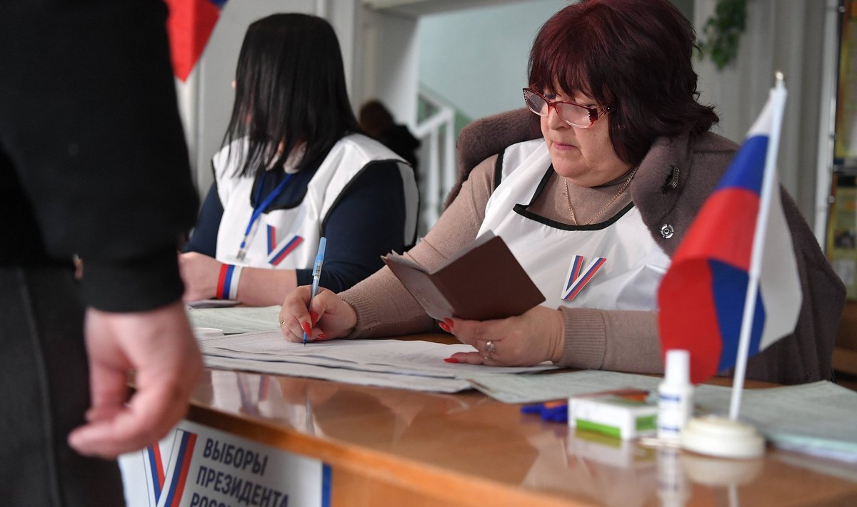 Vene presidendivalimisi korraldatakse ka Venemaa poolt okupeeritud Ukraina aladel, kus algas juba eelhääletus. Pildil üks hääletuspunkt Hersoni piirkonnas.