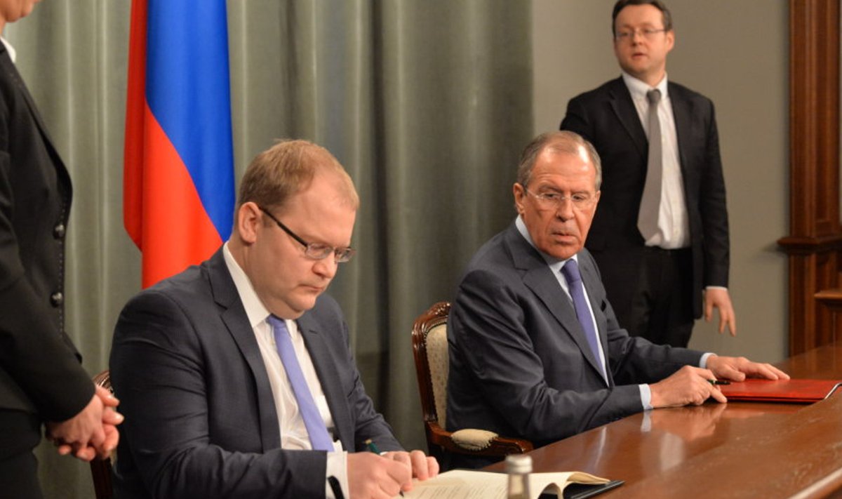 Eesti välisminister Paet allkirjastab dokumenti, tema Venemaa kolleeg Lavrov kiikab, et nimi ikka õigesse kohta saaks.  