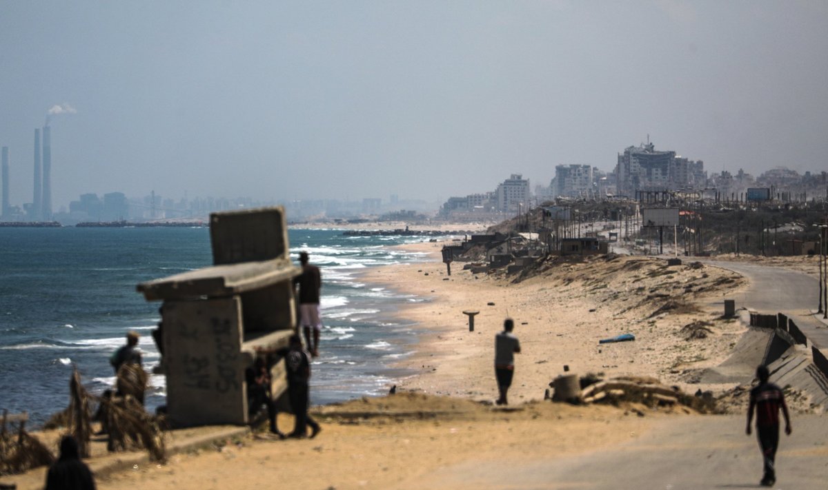 Taristu jäänused 29. mail Gaza rannikul. USA loodab sadama ja silla järgmisel nädalal siiski töökorda saada.