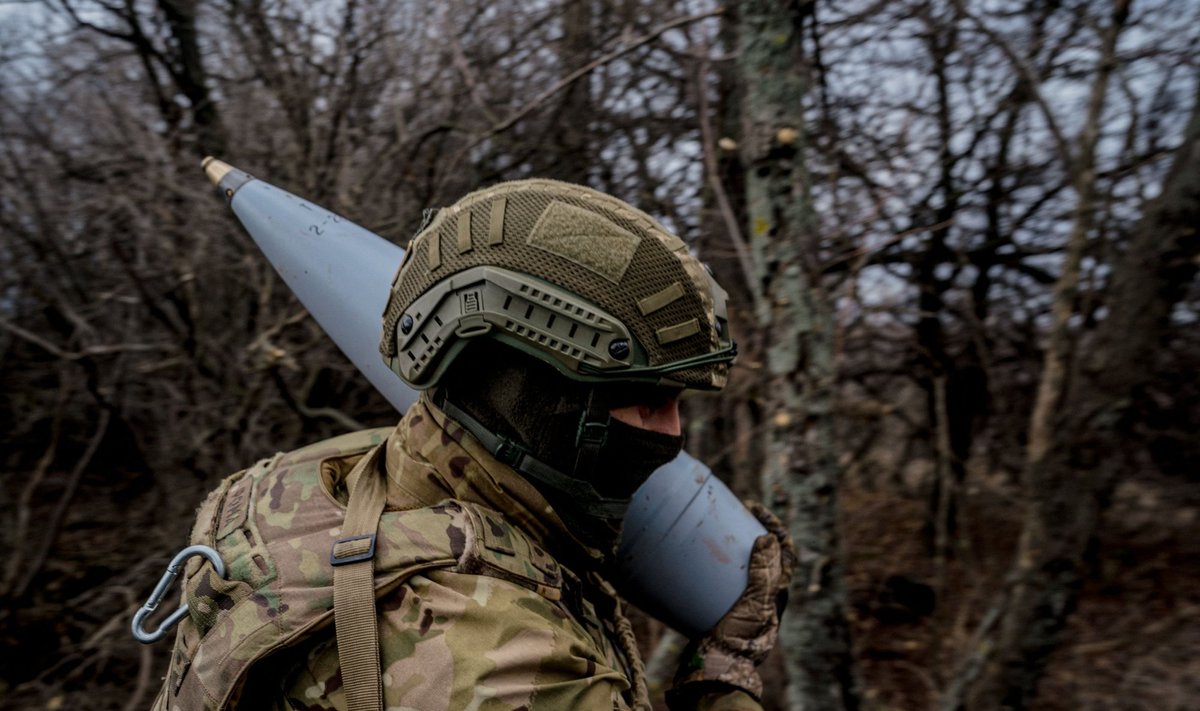 PARAJALT RASKE: Ukraina kaitsja neljapäeval tassimas 152millimeetrist mürsku, et laadida sellega tulejoonel haubitsat ja tulistada Vene positsioone Bahmuti lähedal.