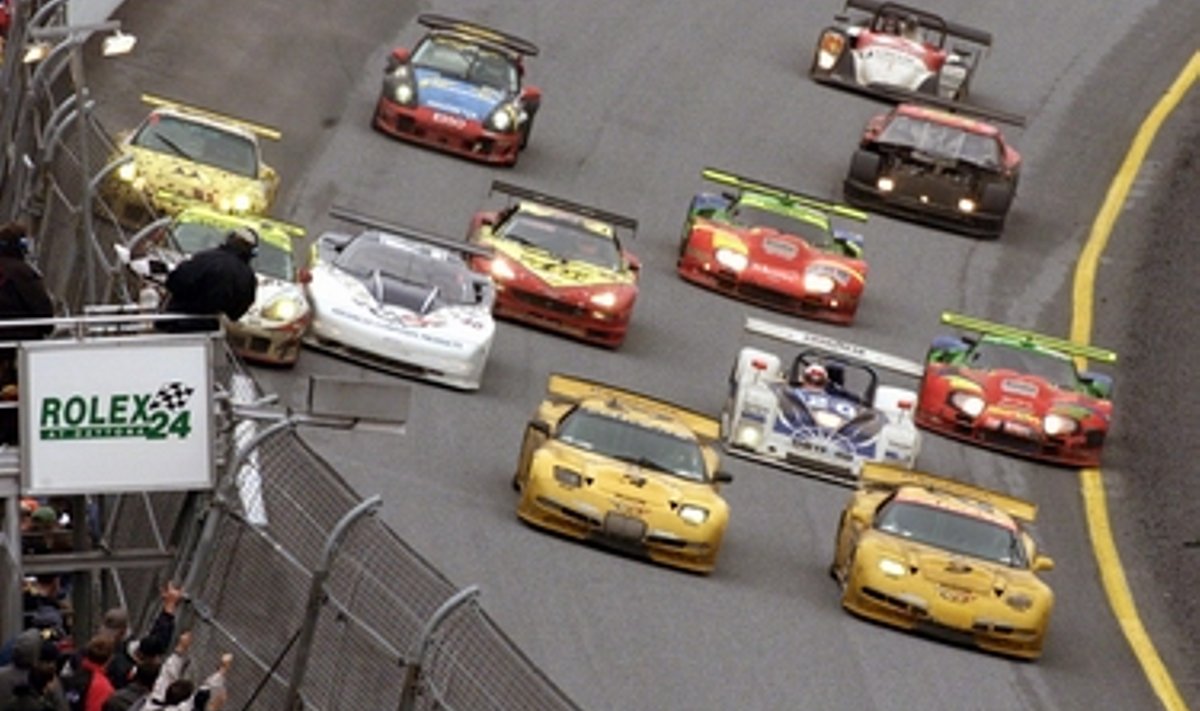 Andy Pilgrim vasakpoolse kollase Corvette roolis 2001. aasta Rolex 24 tunni sõidul Daytonas