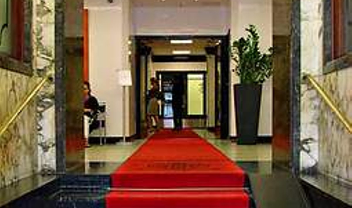 JUHATAB TEED: Punane vaip viib hotellikülalise valguskupli alla sisse möllima ning sealt lifti, mis paneb miljööle punkti. Anneliis Aunapuu
