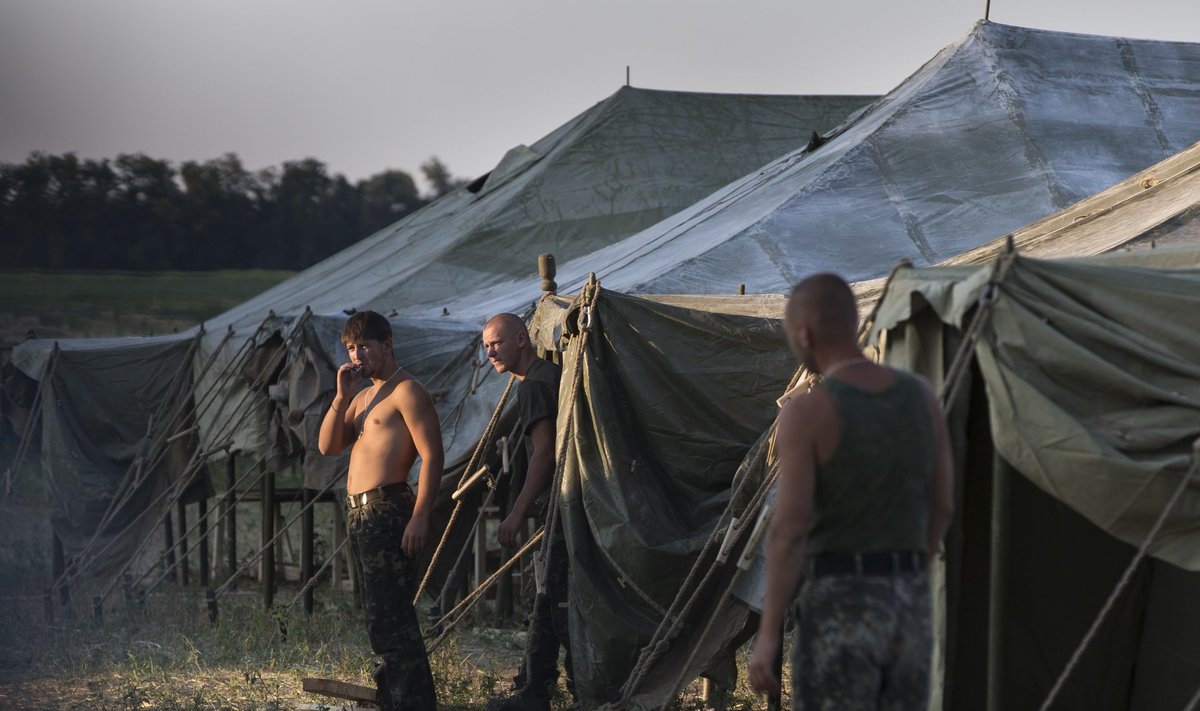 Украинские солдаты в палаточном лагере под Гуково. 4 августа 2014.