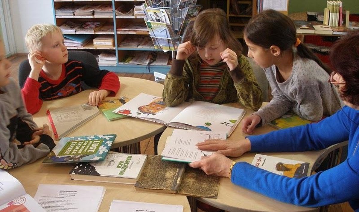 1. klassi jütsid koos õpetaja Lyga süvenemas pikemalt mõistatuslike raamatute maailma ning koduse ülesandena otsivad vastust küsimusele - kes või mis on "vihmakass". Foto: Ilme Säde