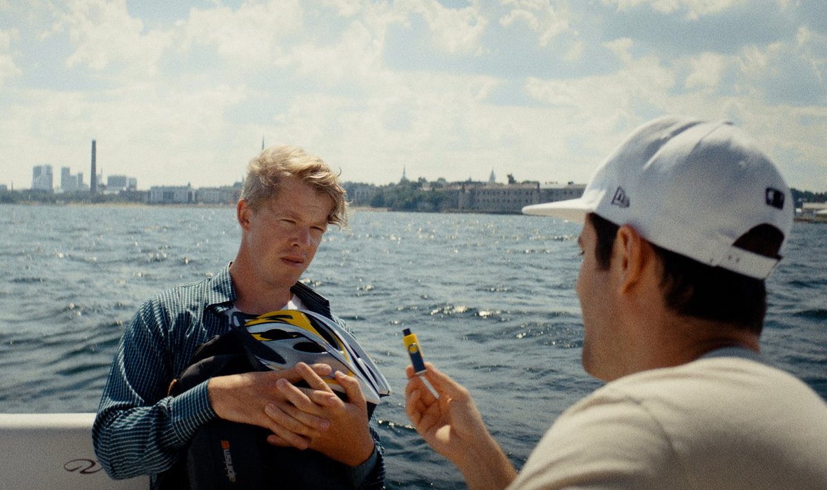 Peategelane Maximillion (Miklós Bányai, seljaga) kehastab mõnuga sotsiaalmeediast ilmselt paljudele tuttavat tüüpilist macho-rikkurit. Kõige lähemalt on temaga filmis seotud Märt Piusi kehastatav Taavi.