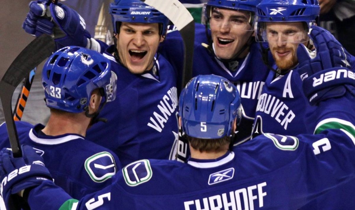 Vancouver Canucks' Henrik Sedin, left to right, Kevin Bieksa, Christian Ehrhoff, of Germany, Alex Burrows and Daniel Sedin, of Sweden, celebrate Daniel Sedin's third goal of the game against the Calgary Flames during the third period of an NHL hockey game in Vancouver, British Columbia, Canada on Saturday, April 10, 2010. (AP Photo/The Canadian Press, Darryl Dyck) / SCANPIX Code: 436