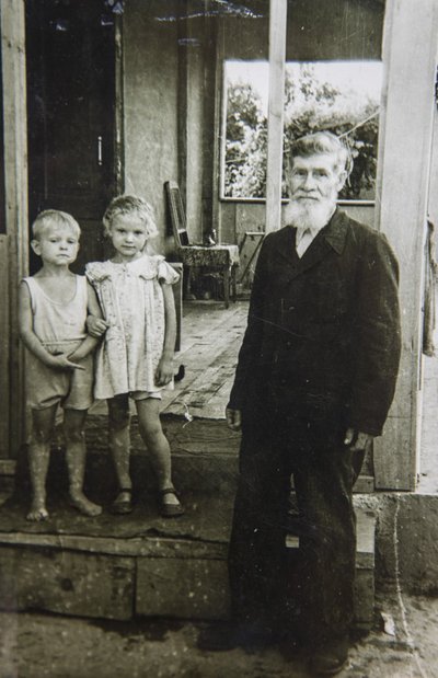 Taškendis töötas Ilja Stepanov pastorina ja ka fotograafina. Pildil on tema enda lapsed ja habemik koguduseliige.