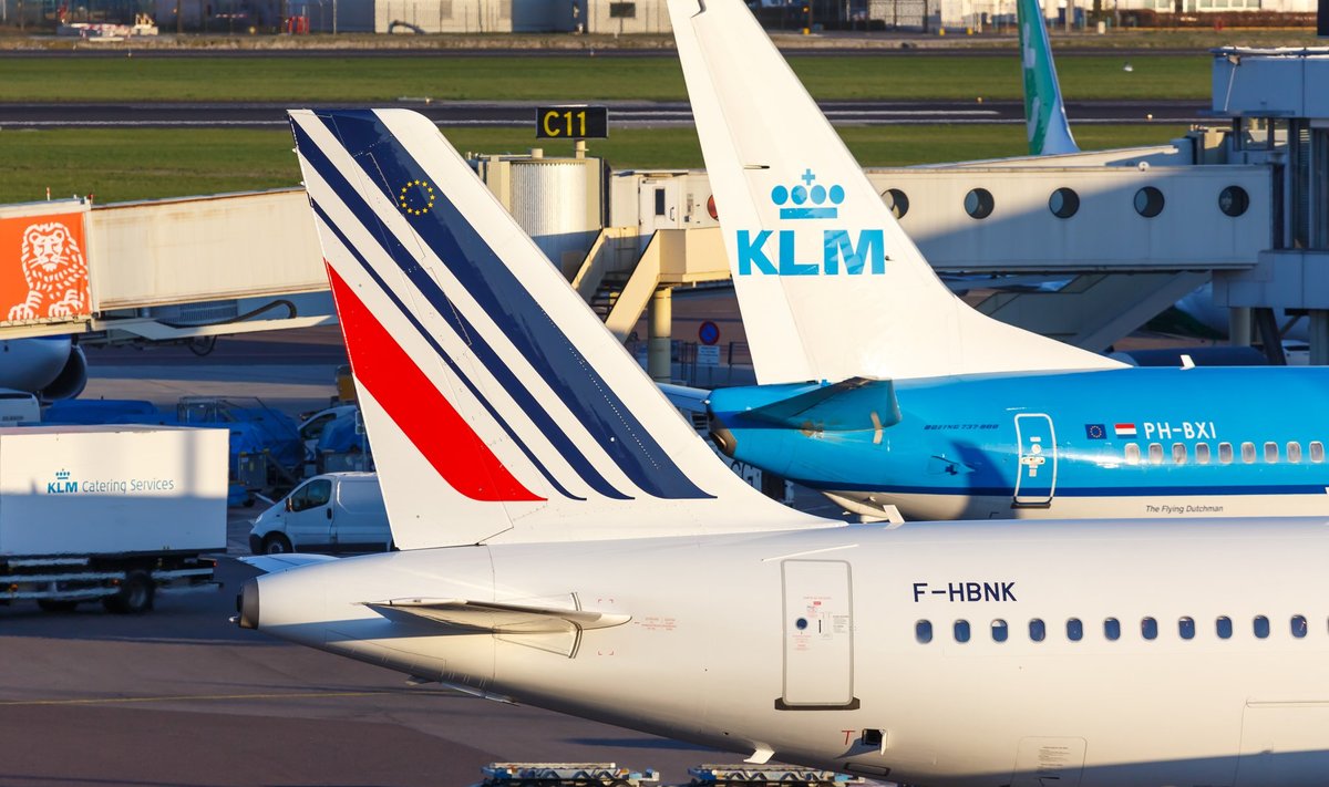Esiplaanil Prantsuse Air-France värvides lennuk, taga Hollandi KLMi õhusõiduk.