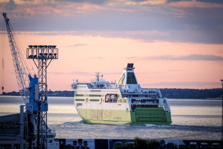 Tallink Shuttle päikeseloojangul