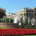 ФОТО читателя Delfi: Площадь Каталонии встречает Новый год красными цветами и зеленой травой