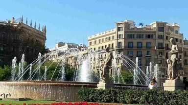 ФОТО читателя Delfi: Площадь Каталонии встречает Новый год красными цветами и зеленой травой