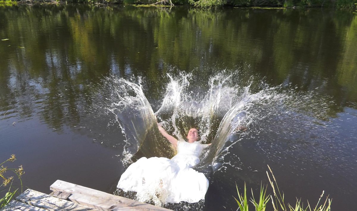 Fotosessiooni lõpetuseks paluvad fotograafid Nelel, pulmakleit seljas, jõkke hüpata. Ta teeb seda mitmeid kordi, et kätte saada parimad kaadrid.