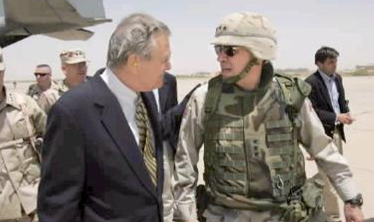 Donald Rumsfeld üllatusvisiidil Iraaki