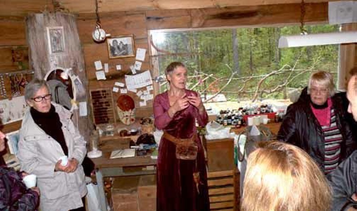 Määra Meistrikojas viis perenaine Eva külalised siidimaali ja savikeraamika maailma. Fotod: Helen Haab