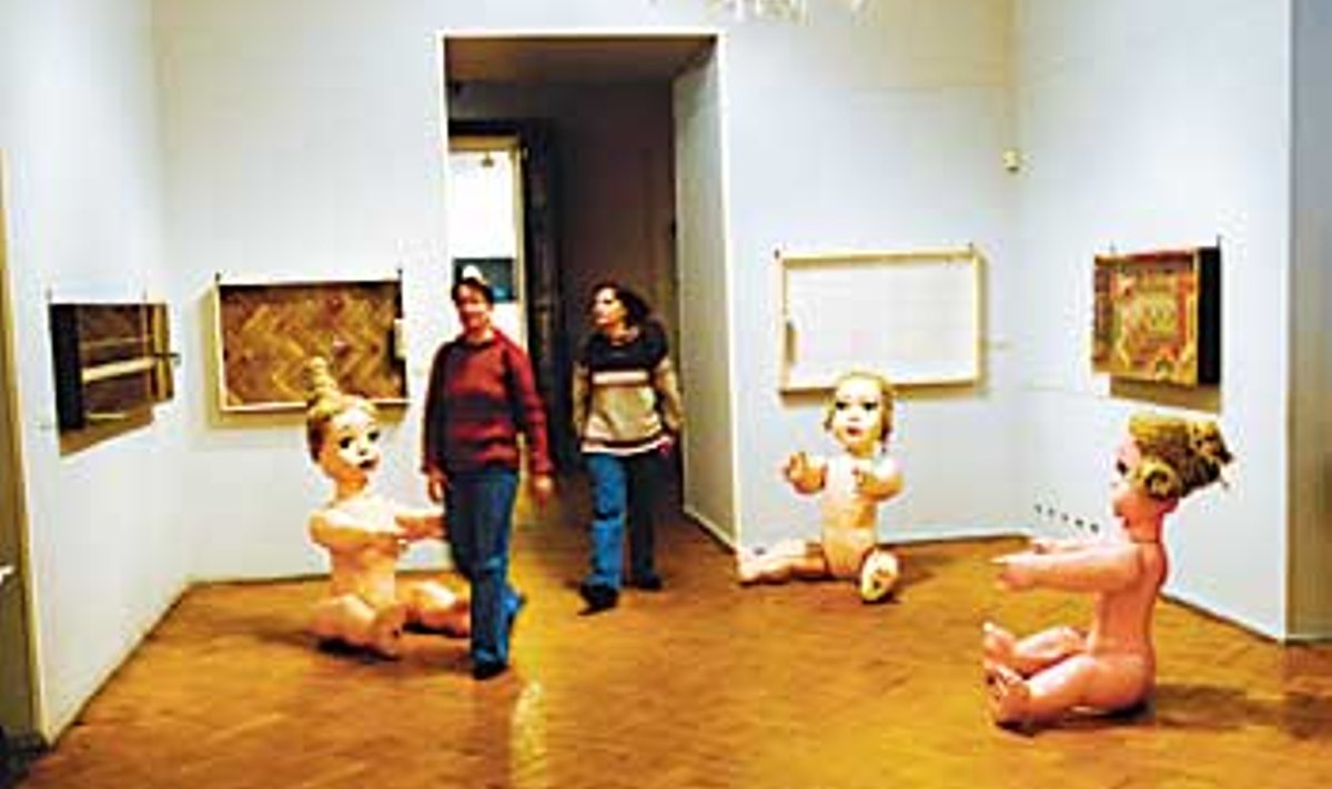 KESET 1990NDATE KLASSIKAT: Näituse esimeses saalis valitsevad Urmas Viigi nukuskulptuurid. Vallo Kruuser