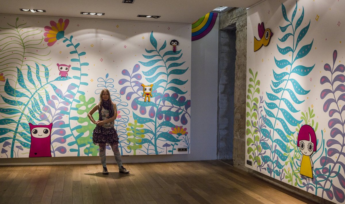 Okeiko ja tema loodud kaks suurt värvilist seina. Nende teoste eluiga on võrdne näituse elueaga. Kui see kinni läheb, värvitakse seinad taas valgeks.