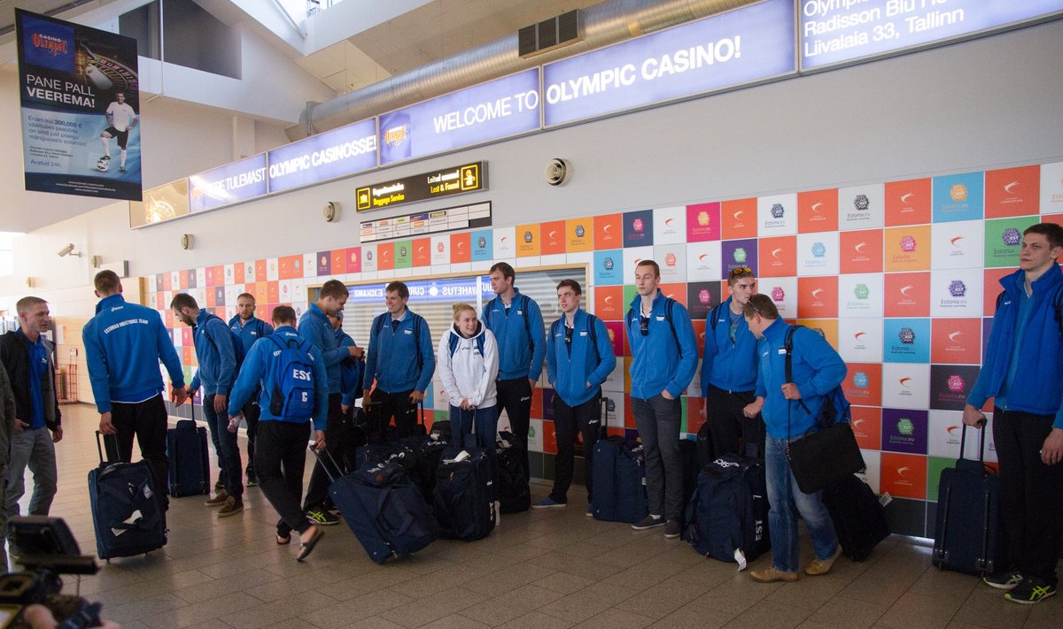 Eesti võrkpallikoondis eile Tallinna lennujaamas, ees ootab kaks nädalat puhkust.