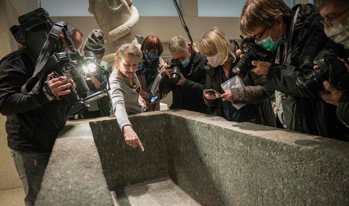 RIKUTUD: Berliini muuseumisaarel asuva Egiptuse muuseumi direktor Friederike Seyfried, näitab ajakirjanikele kahjustusi, mille tundmatud isikud on muuseumi eksponaadile tekitanud.