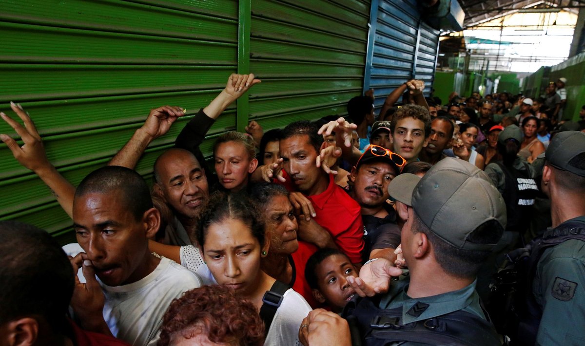 Caracase munitsipaalpoes käib selline möll, et korda peab hoidma politsei.