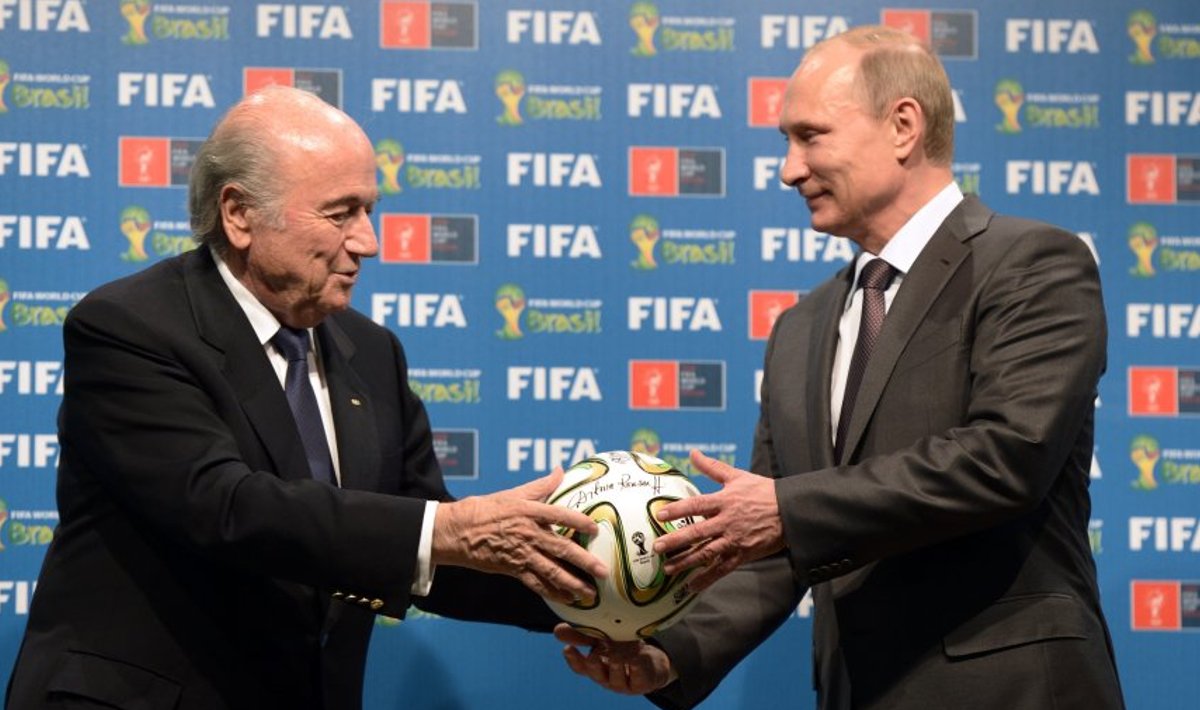Мяч в руках Владимира Путина (справа) - символ проведения ЧМ-2018 в России