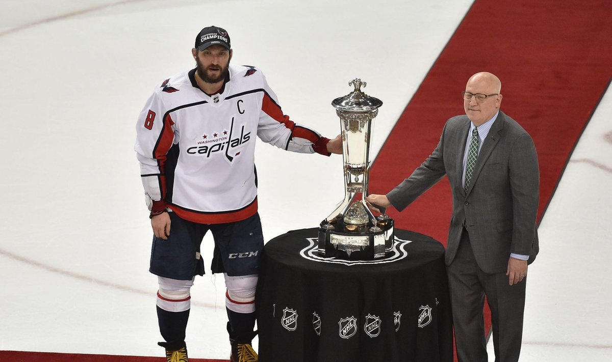Aleksandr Ovetškin võtab vastu NHL-i idakonverentsi võidukarikat