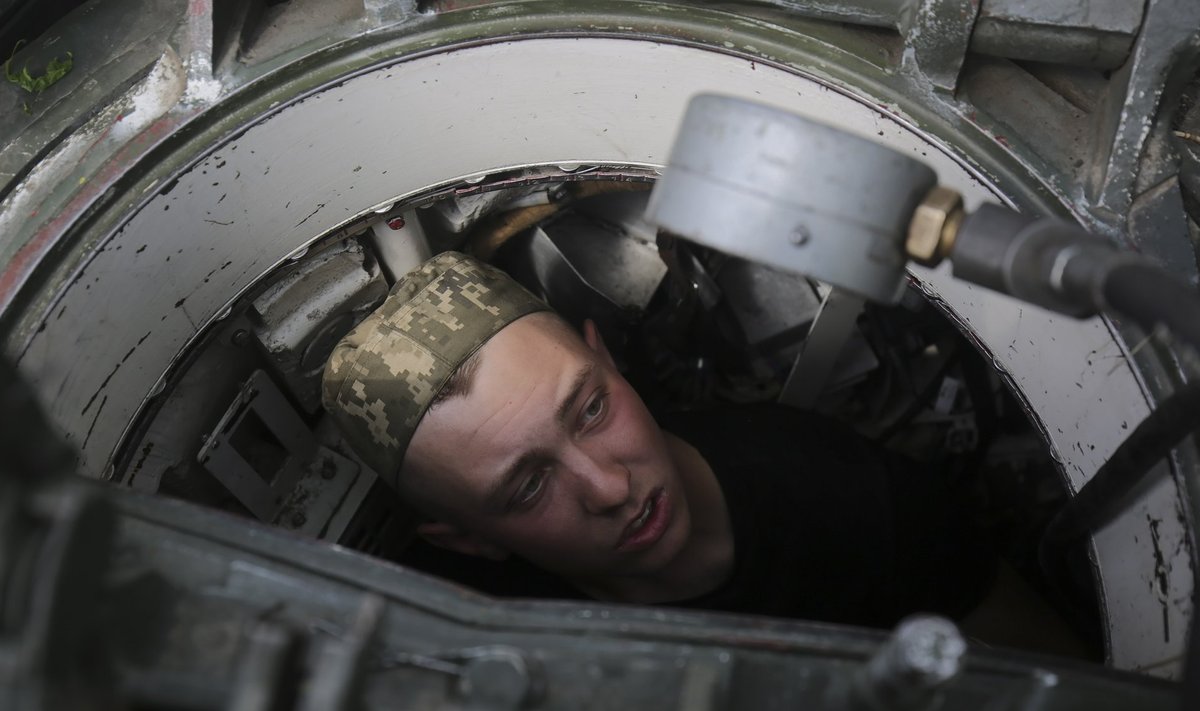 РАБОТА КИПИТ: украинский солдат ремонтирует танк Т-80, захваченный у русских под Изюмом.