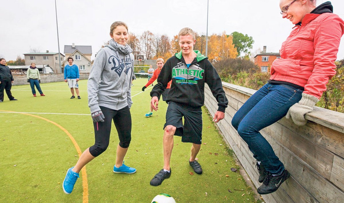 Mustvee gümnaasiumi 10. klassis on 3 õpilast, tunnid on enamasti koos 11. ja 12. klassiga, nendega koos mängitakse ka kehalise kasvatuse tunnis jalgpalli. Pildil esiplaanil kümnendikud Anastassia Sokolova (vasakul), Germo Mänd ja Kristin Hanst.
