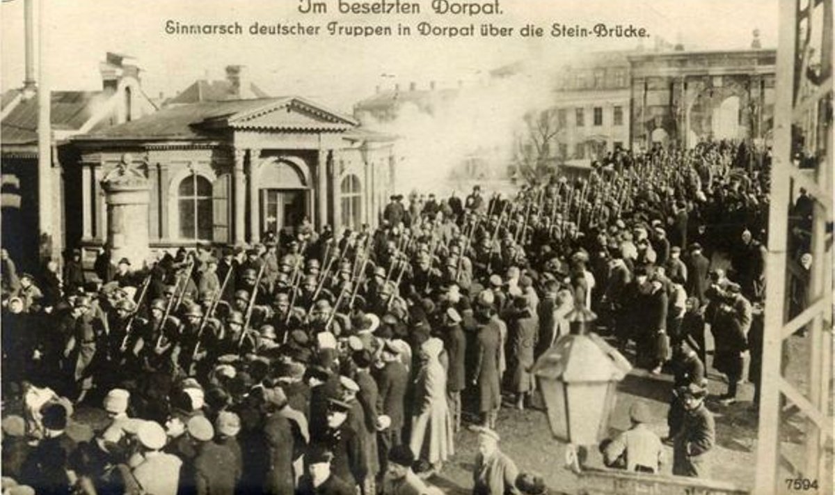 VABASTAJATE VASTUVÕTMINE: Tartu baltisakslased tervitavad vaimustunult üle Kivisilla raekoja poole marssivat Saksa väeüksust. 
