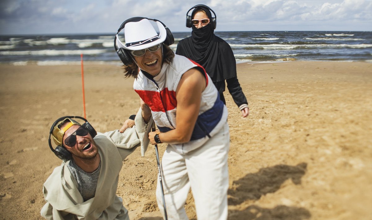 Hungerburg2024 festivalil Narva-Jõesuus jõuab publiku ette ka Joel Väli rannalavastus „backtothebeach“.