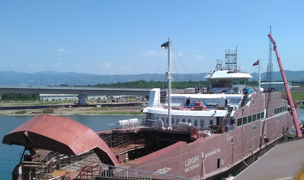 Parvlaev Leiger valmib Türgis Sefine tehases. Aprillis tehtud auditist nähtus, et selle ehitusega ollakse seitse päeva graafikust ees. Esimene laev peaks Eestisse jõudma juuli alguses.
