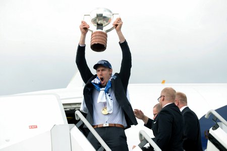 Soome kapten Marko Anttila näitab Vantaa lennuväljal MM-karikat