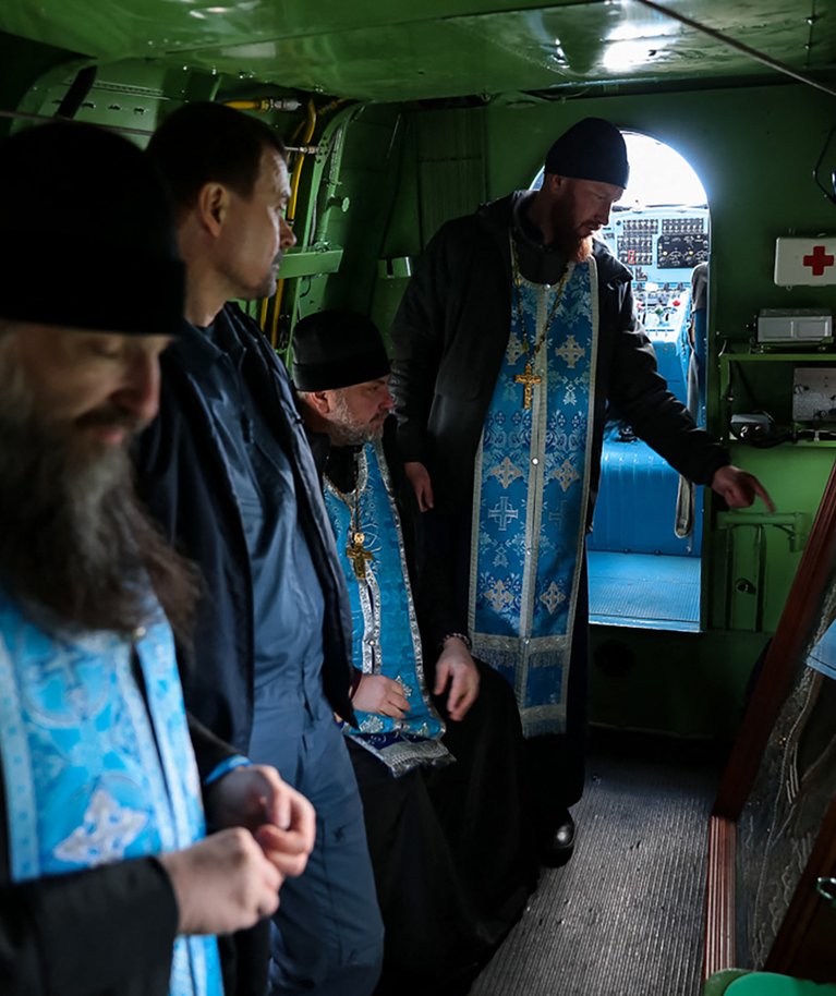 Õigeusu preestrid võtsid 11. aprillil lennukisse An-2 ühes Jumalaema ikooni, et Uurali üleujutuspiirkonna kohal lennates loodusjõudude taganemist paluda.