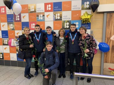 Tuule lasteaia õpetajad enda vilistlastega, kes esindasid Eestit edukalt noorteolümpial