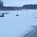 ФОТО | В заливе Вярска двое мужчин на мотосанях провалились под лед