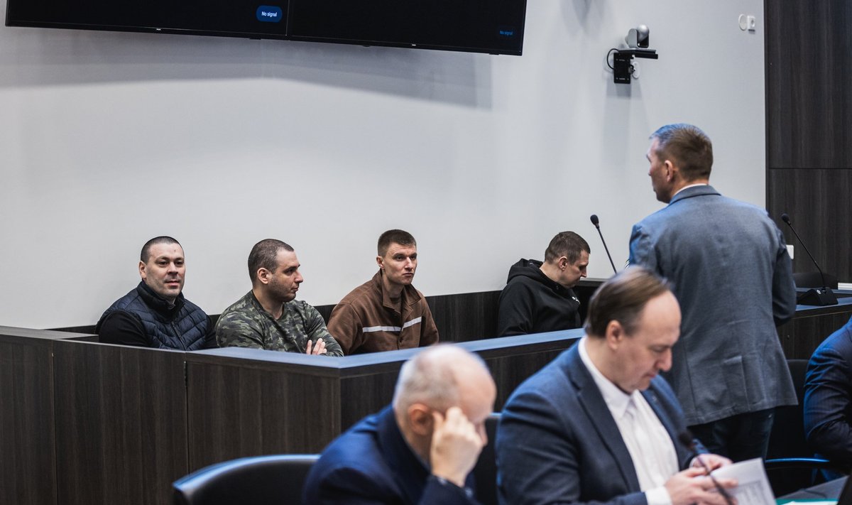 Väidetava kuritegeliku grupeeringu liikmed kohtusaalis. Vasakult Jevgeni Rabotinski, Svjatoslav Borissov, Aleksandr Pukhov ja Laurynas Zutautas