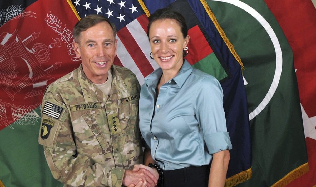 Kindrali käepigistus: David Petraeus ja tema ihubiograaf Paula Broadwell.