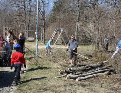 Saue Jalgpalliklubi puhastas juhatuse esimees Valdis Toomasti eestvedamisel jaanituleplatsi ja liivaväljakute ümbrust võsast. Foto: Siiri Raagmets