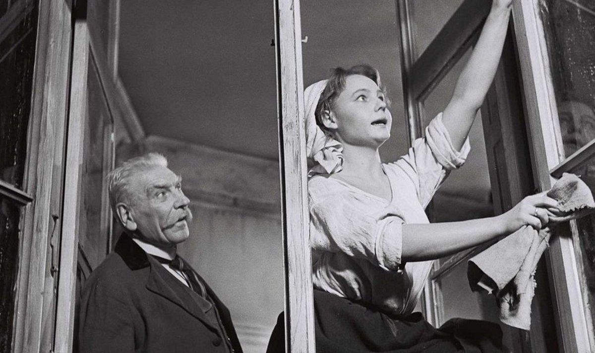 Parun von Kremer (Ants Lauter) paneb aknaid pesevale Marile (Elle Eha) silma peale. (Foto: Tallinnfilm)