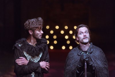 Kuningas Henry (Robert Annus) ja Thomas Becket (Indrek Sammul).