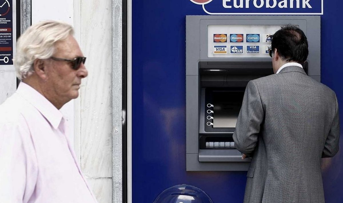 Pilte kreeklastest rahaautomaatide ees avaldavad viimastel päevadel paljud suured Euroopa lehed. Kohapeal väidetakse, et tegelikult rahapaanikat ei ole. (Foto: AFP/Scanpix)