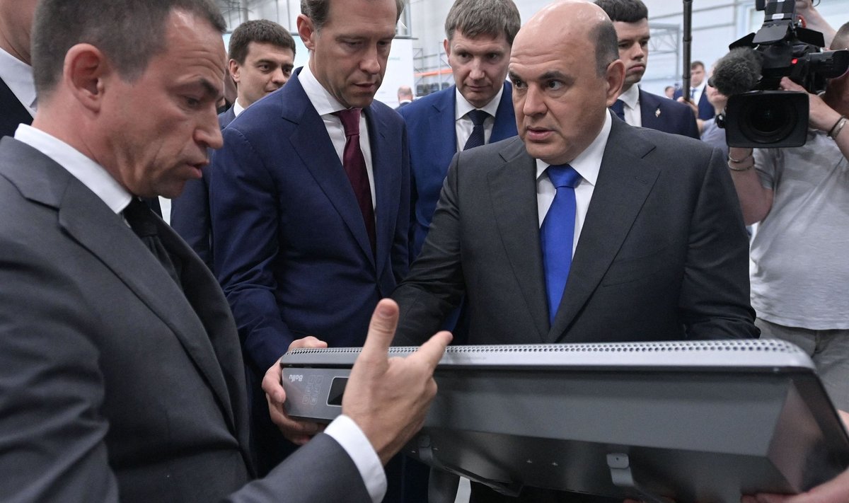 ISAMAA NIMEL: Venemaa peaminister Mihhail Mišustin Iževskis kütteseadmete tehases.