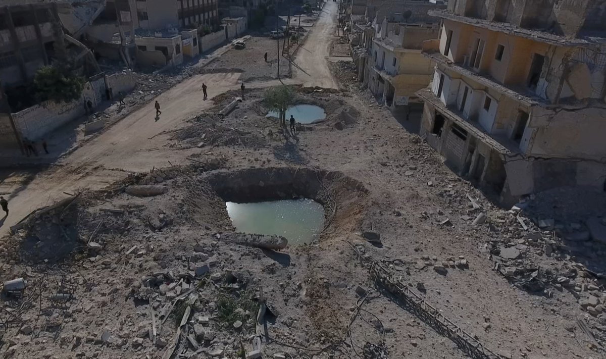 Tapvad pommid jätavad maha hiiglaslikke kraatreid. Torustiku ja pumbajaamade hävitamine on halvanud Aleppo veevarustuse.