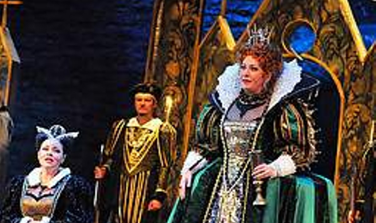Kuningannad ei saavuta ühist meelt: Elvira Hohlova (Maria Stuart, vasakul) ja Jelena Zelenskaja (Elizabeth) ooperi finaalis.