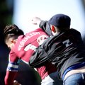 VIDEO | Inglismaa esiliigas väljakule tormanud fänn lõi mängijat rusikaga näkku